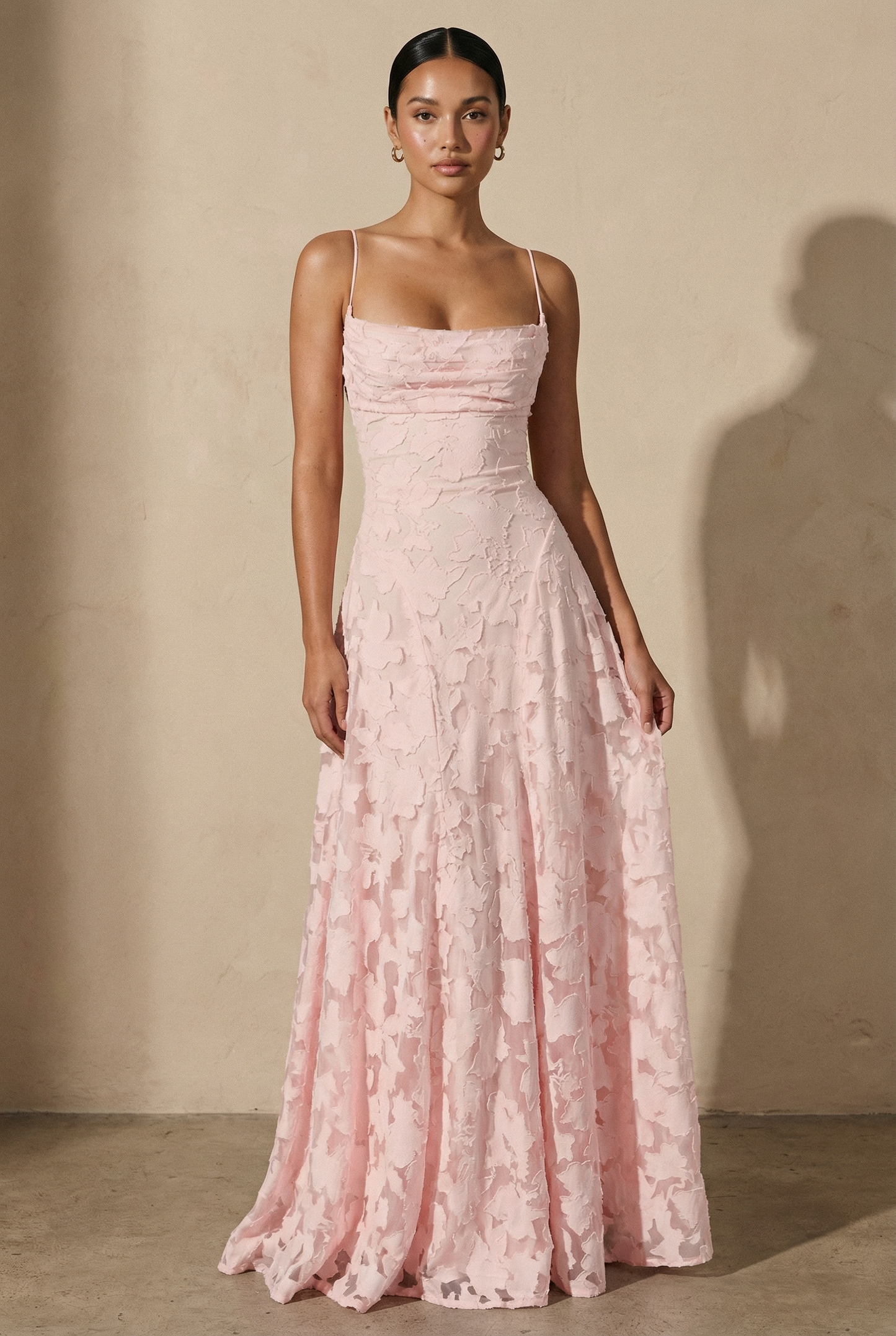 Rosalina Spitzen-Maxikleid mit Wasserfallausschnitt