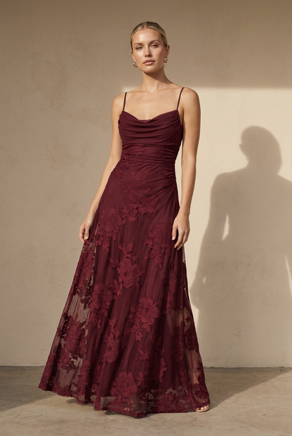 Rosalina Spitzen-Maxikleid mit Wasserfallausschnitt
