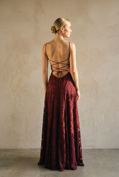 Rosalina Spitzen-Maxikleid mit Wasserfallausschnitt