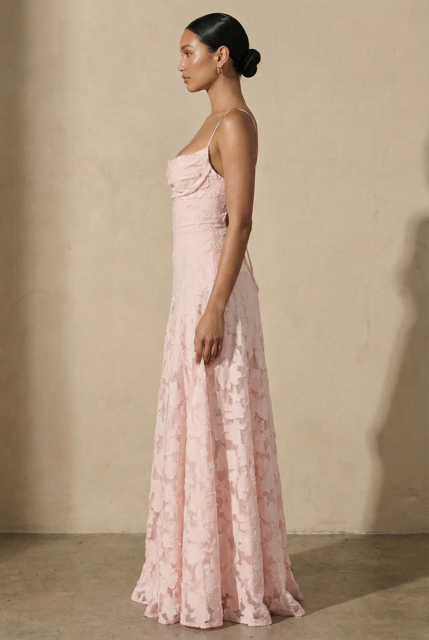 Rosalina Spitzen-Maxikleid mit Wasserfallausschnitt