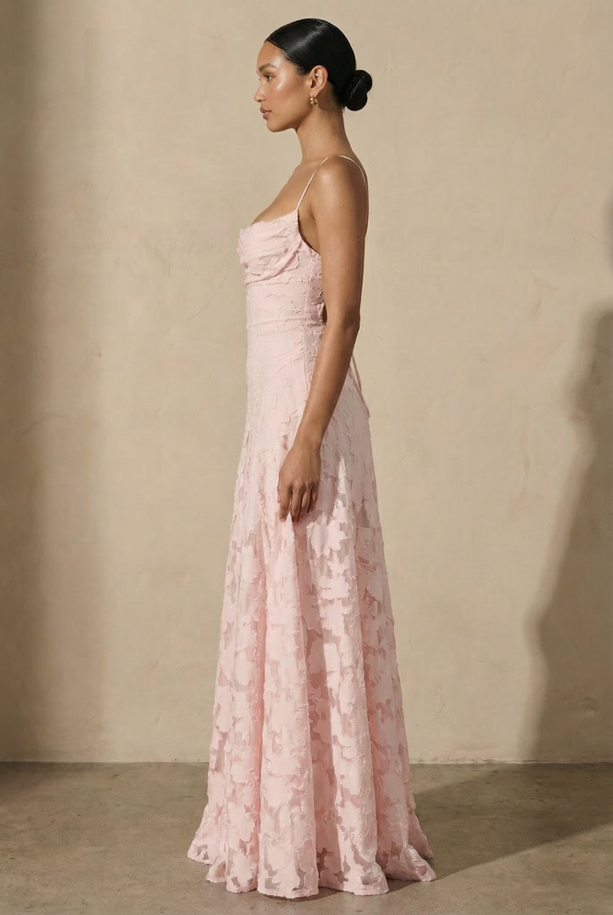 Rosalina Spitzen-Maxikleid mit Wasserfallausschnitt