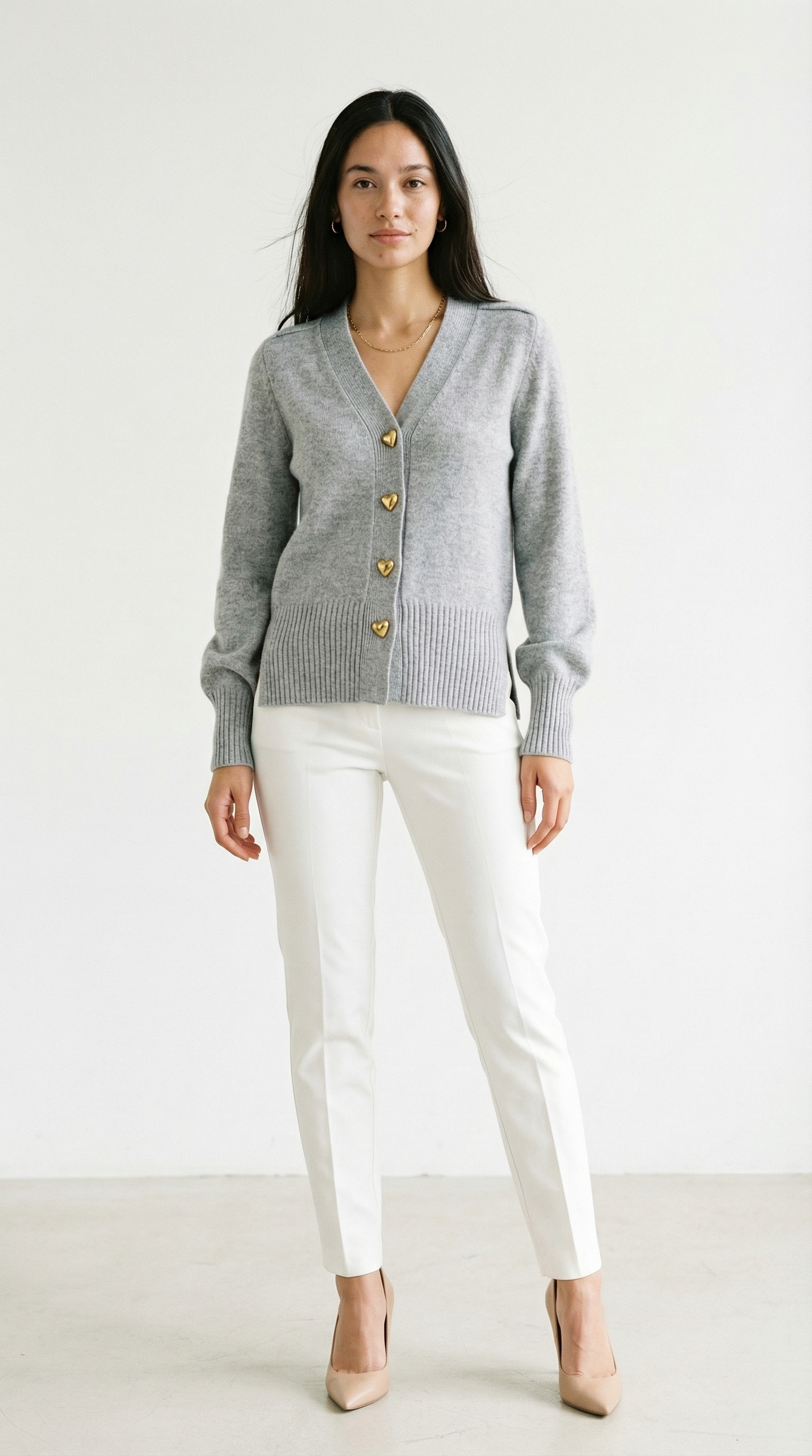 Corina – Damen-Strickjacke mit goldenen Herzknöpfen