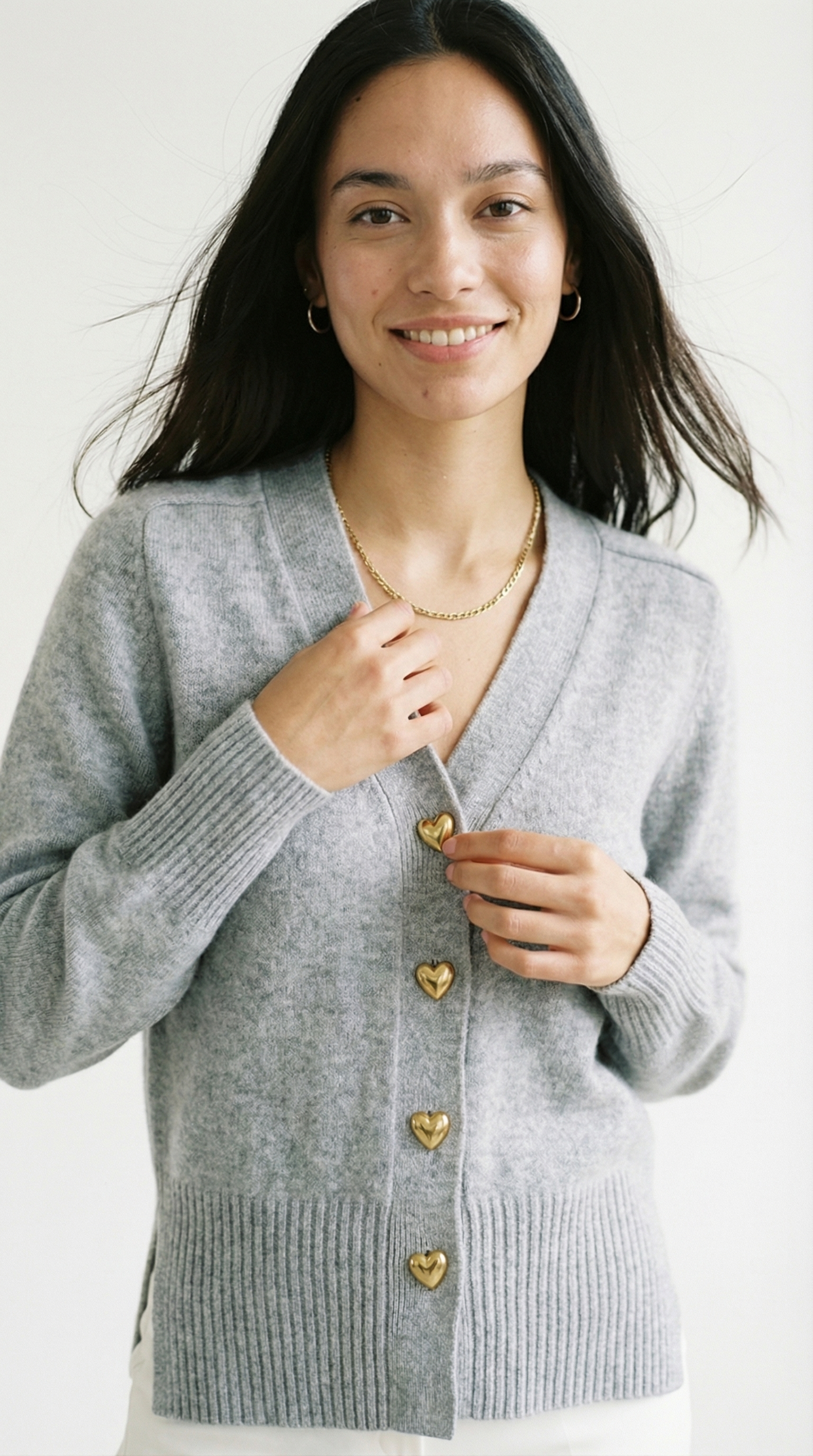 Corina – Damen-Strickjacke mit goldenen Herzknöpfen