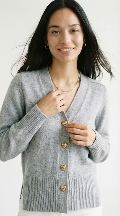 Corina – Damen-Strickjacke mit goldenen Herzknöpfen