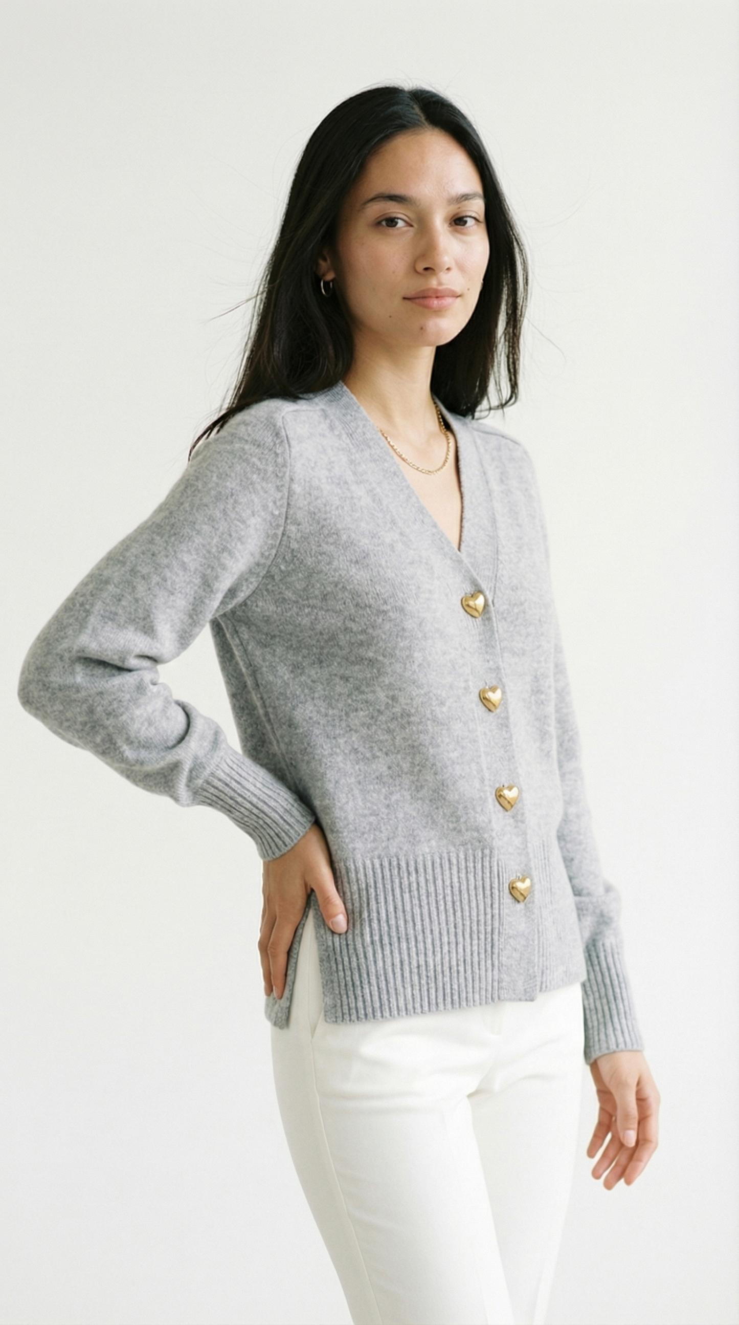 Corina – Damen-Strickjacke mit goldenen Herzknöpfen