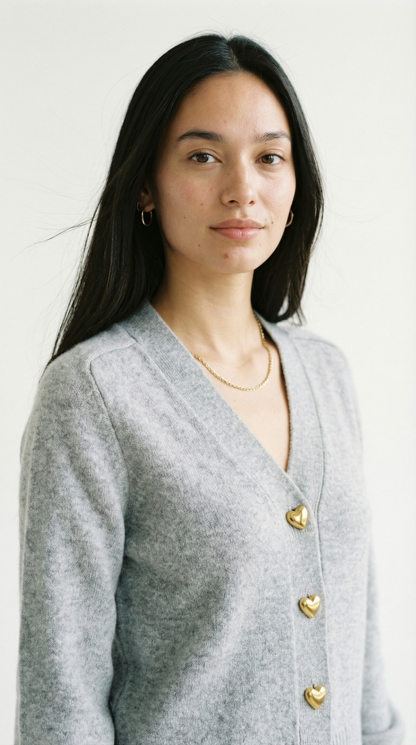 Corina – Damen-Strickjacke mit goldenen Herzknöpfen