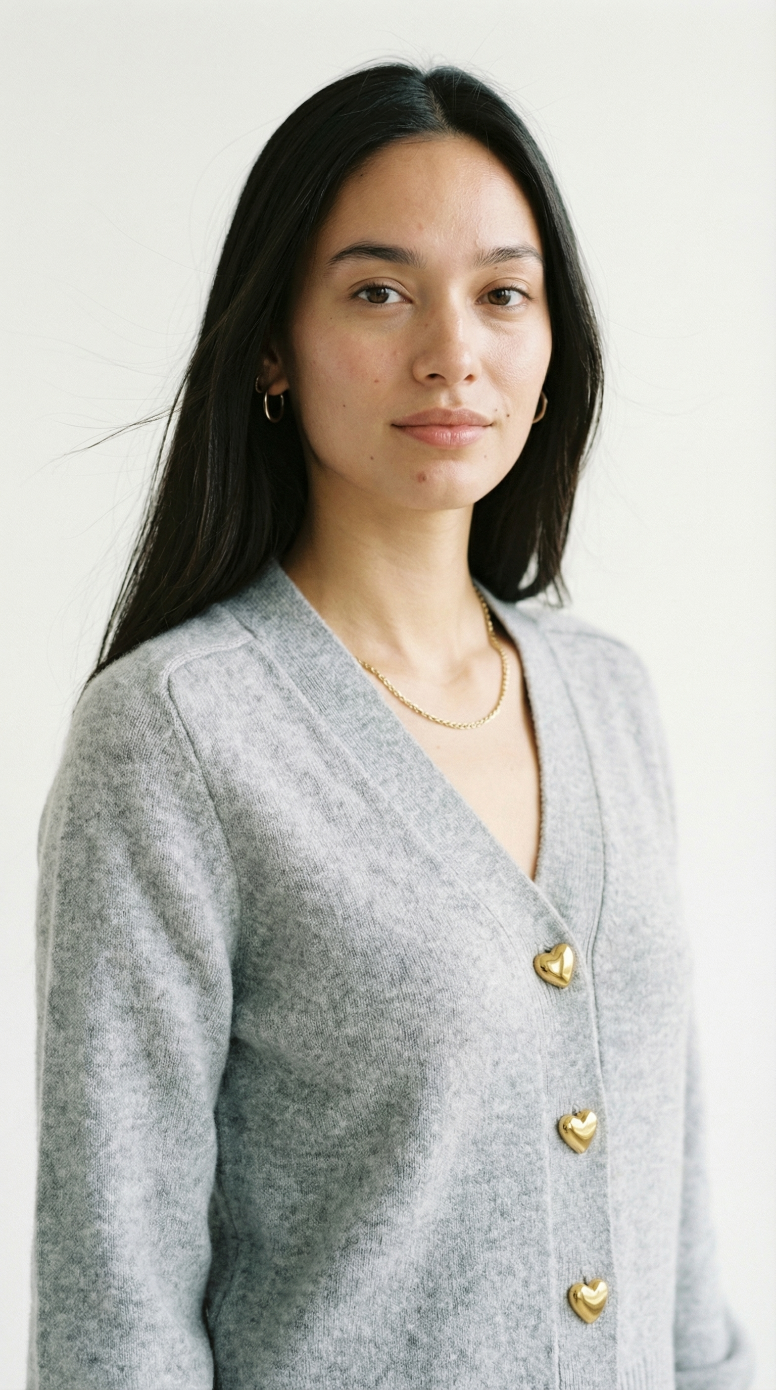 Corina – Damen-Strickjacke mit goldenen Herzknöpfen