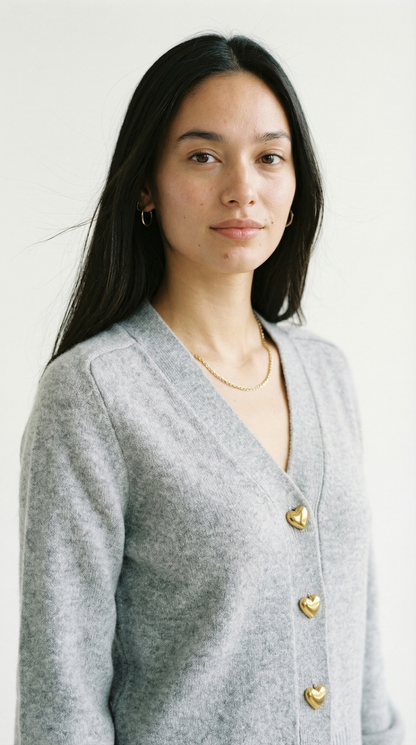 Corina – Damen-Strickjacke mit goldenen Herzknöpfen