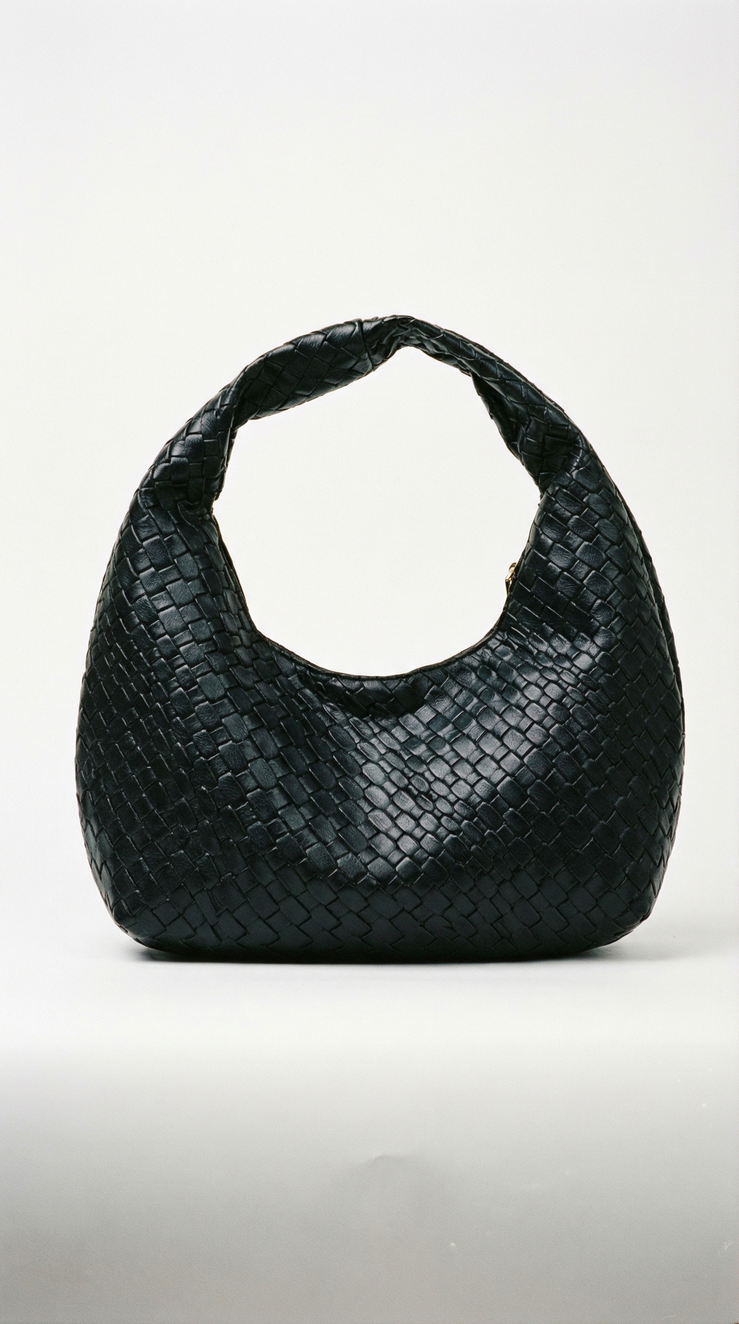 Floriana – Geflochtene Hobo-Tasche in Lederoptik