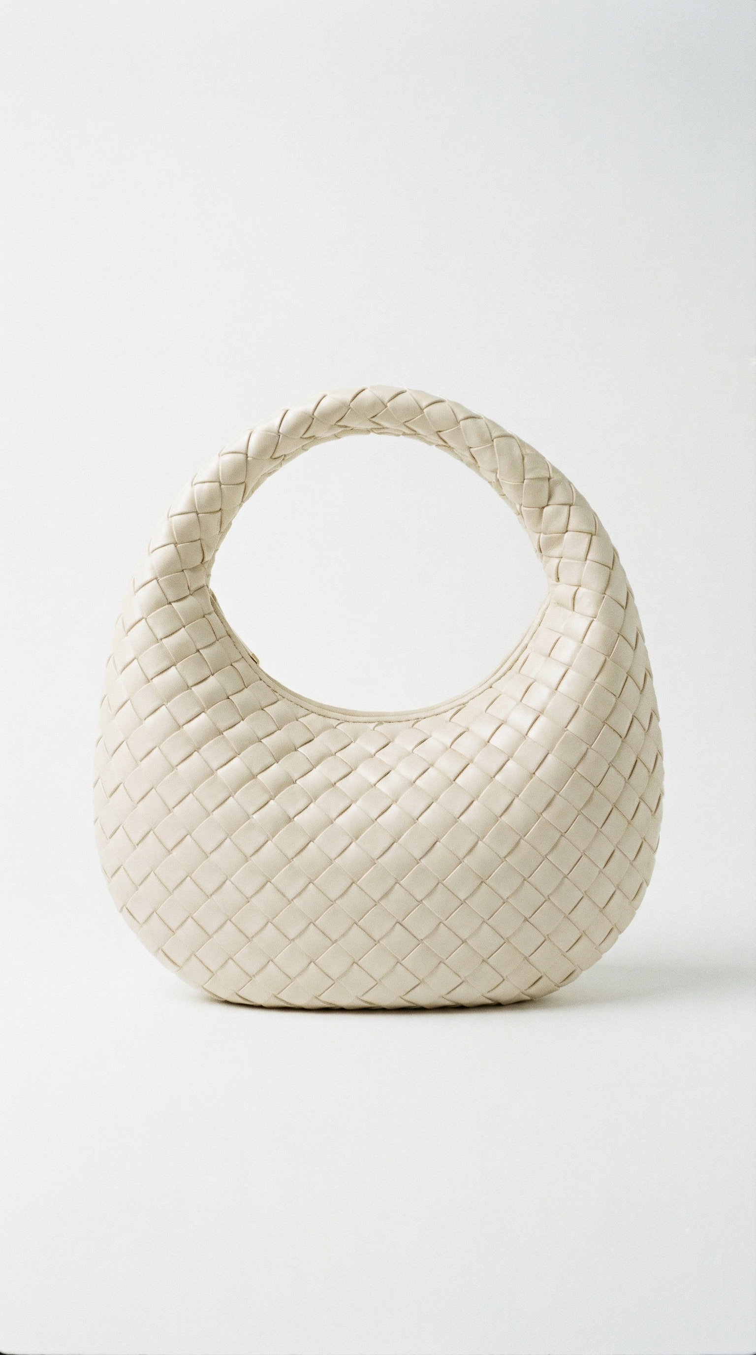 Floriana – Geflochtene Hobo-Tasche in Lederoptik